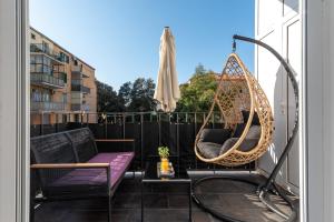 斯普利特Antares Luxury Rooms的阳台配有两把椅子和秋千