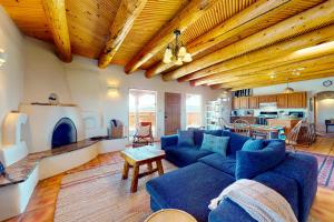 El PradoCasa de Encanto的一间带蓝色沙发的客厅和一间厨房