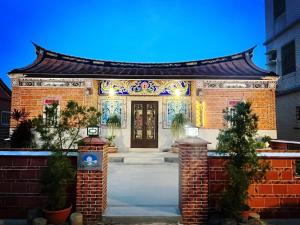 金宁乡蓝山客栈的砖砌建筑,设有入口和门
