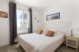 里夫杜海滩Villa Odys的卧室配有白色的床和窗户。