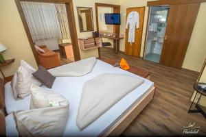 沃尔特湖畔韦尔登沃尔沃特湖英才酒店的酒店客房设有一张大床和一间浴室。