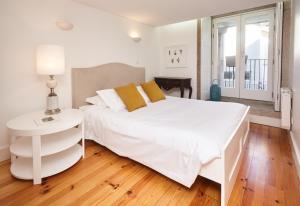 波尔图ChillHouse_Porto的白色的卧室配有白色的床和一张桌子