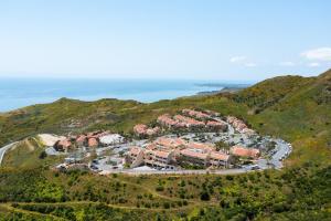 马里布Villa Graziadio Executive Center at Pepperdine University的山丘上度假村的空中景观