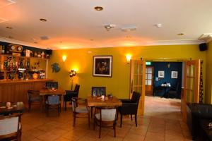 克利索普斯多夫多拉酒店及餐厅的一间带桌椅的餐厅和一间酒吧