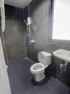 大城Taweehome hotel的一间带卫生间和水槽的小浴室