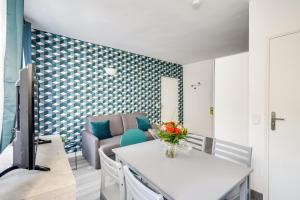 巴涅奥莱801 Suite Luxurys - Superbe Appartement的客厅配有沙发和桌子