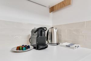巴涅奥莱801 Suite Luxurys - Superbe Appartement的厨房的柜台上放置烤面包机