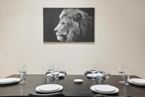 巴黎189 Suite Nine - Superb apartment in Paris的餐桌,墙上挂着狮子照片