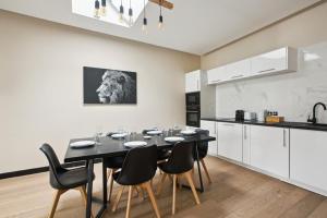 巴黎189 Suite Nine - Superb apartment in Paris的厨房里设有1间带桌椅的用餐室