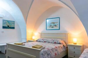 加利波利Le Dimore Sul Corso的一间卧室设有一张带拱形天花板的床