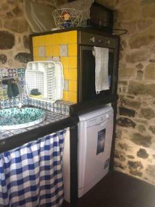 San Noto casina di caccia con piscina riscaldata的厨房配有带水槽和洗碗机的台面