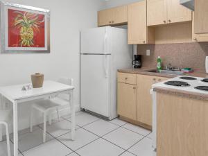 MedleySouth River Suites的厨房配有白色冰箱和桌子
