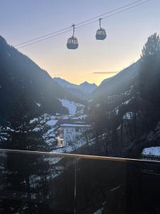 卡普尔Biancas Luxury Apartment close Ischgl Spa & Pool的享有山谷景致的滑雪缆车