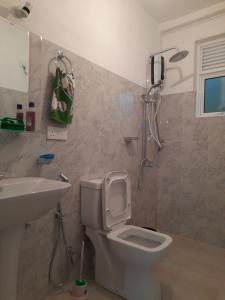 KundasaleHEATHER NEST HOMESTAY - KUNDASALE的带淋浴、卫生间和盥洗盆的浴室
