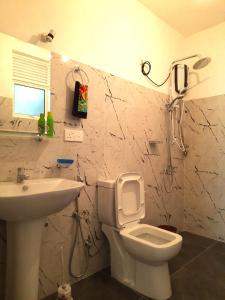 KundasaleHEATHER NEST HOMESTAY - KUNDASALE的一间带卫生间和水槽的浴室