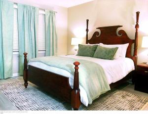 费耶特维尔Liberty Towne的一间卧室设有一张大床和一个窗户。