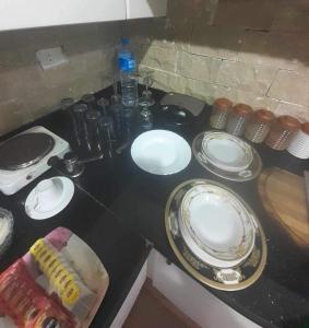 加利布港FeWo Port Ghalib的厨房里带板子和水槽的台面