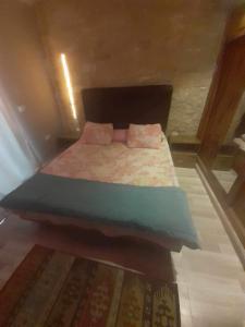 加利布港FeWo Port Ghalib的一间小卧室,配有一张带粉红色枕头的床