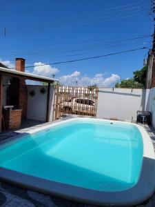 马卡帕casa de praia的院子里的大型蓝色游泳池
