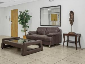 MedleySouth River Suites的客厅配有棕色沙发和桌子