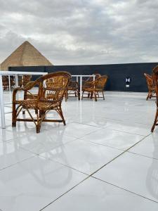 开罗Prince Pyramids Inn的一组椅子坐在屋顶上