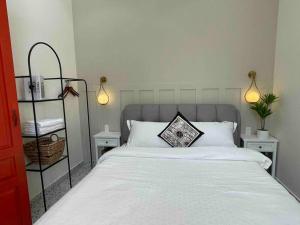 芽庄Holi Dolce Vita Pool Villa的一间卧室配有白色床和2个床头柜