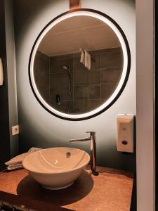 雷讷瑟泽兰酒店的一间带碗水槽和镜子的浴室