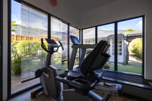 锡拉奥乐维克斯切普酒店的一个带两辆健身自行车的健身房,位于带窗户的房间