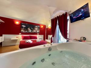 卡塔尼亚CANTU' SUITE的配有床的房间的大浴缸