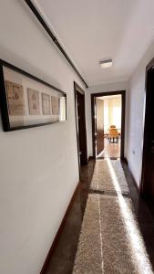 锡诺普YELKEN PANSİYON Sinop的一条带白色墙壁和地毯的走廊