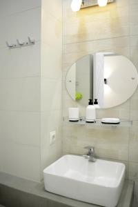 第比利斯Paliashvili 90 - VAKE Park 2BR Apartment的白色的浴室设有水槽和镜子