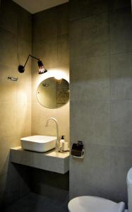 第比利斯Paliashvili 90 - VAKE Park 2BR Apartment的一间带水槽和卫生间的浴室