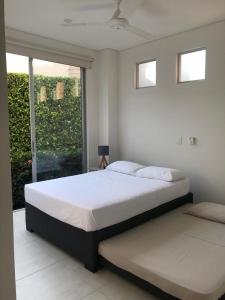 里考尔特Hermosa Casa de Descanso en Peñalisa的一间卧室设有一张床和一个大窗户