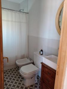 坦迪尔Hospedaje Sierra del Tigre II的白色的浴室设有卫生间和水槽。