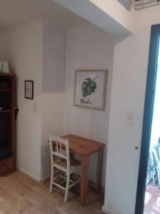 坦迪尔Hospedaje Sierra del Tigre II的配有木桌和椅子的房间
