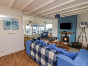 马根波思Gwillen的客厅设有蓝色的沙发和壁炉