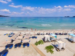 斯卡拉伯塔麦斯PELAGO BUNGALOWS的享有海滩上方的遮阳伞和海洋美景