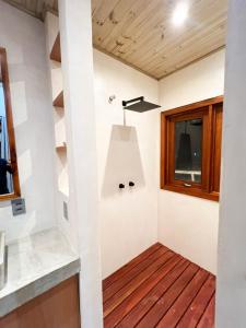 贝贝里比Jurema Dourada的客房铺有木地板,设有窗户。