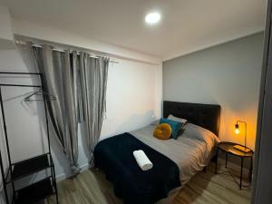 赫雷斯-德拉弗龙特拉Loft Jerez的一间卧室配有一张床,上面有两条毛巾