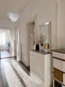 蒙特勒Montreux Luxury Suite的白色的客房设有镜子和梳妆台
