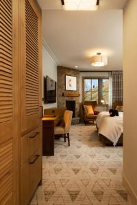 杰克逊赭色鹦鹉Spa旅馆的一间卧室设有一张床和一间客厅。