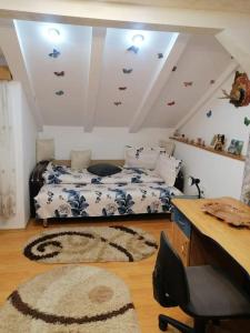 坎普朗莫道尼斯Casa Cristian的一间卧室配有一张床和一张桌子及椅子