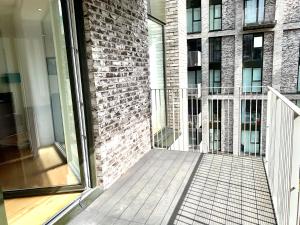伦敦Dockland Excel 2 Bedroom Apartment的砖墙建筑的阳台