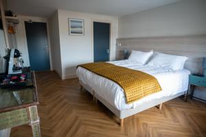 基尔肯尼Kilkenny Suites的一间卧室配有一张黄色毯子床