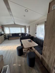 Beautiful Caravan With Decking At Trevella Holiday Park, Newquay, Ref 98082hs的休息区