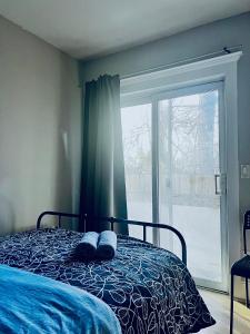 多伦多O Canada Guest House的一间卧室设有一张床和一个大窗户