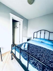 多伦多O Canada Guest House的一间卧室配有一张带蓝色棉被的床