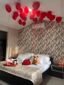 比亚维森西奥HOTEL CAMPESTRE Palma的一只泰迪熊坐在一张红色气球床上
