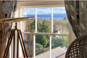 利明顿Leeward House - Luxury, Spacious, Sea View Apartment, Parking, Central Lymington的海景大窗户