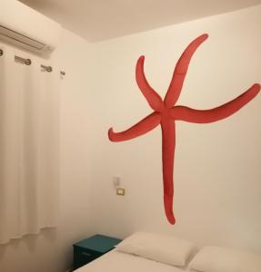 圣多米诺瑞莱斯阿尔法罗住宿加早餐旅馆的卧室墙上的红色画